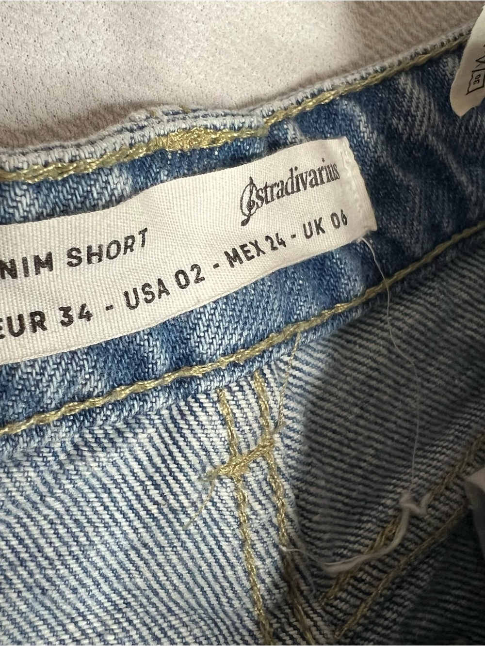 Stradivarius Shorts Women’s Sz 2 Mom High-Rise Light Wash Cuffed Distressed - Picture 2 of 9